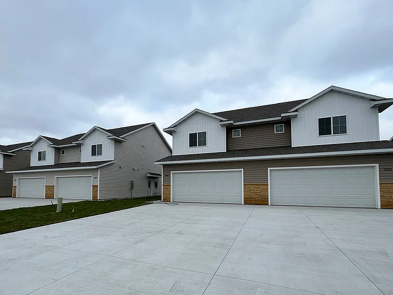 2325 Excel Dr — Photo 3