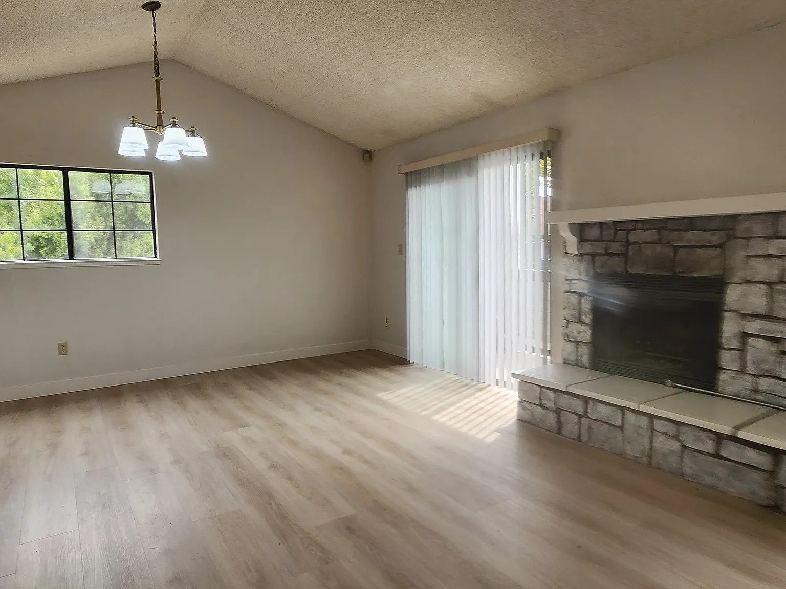 2 bed, 1014 sqft, $1,850 — Photo 2