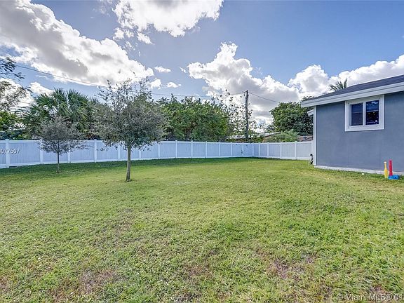 3rd image of 1850 NW 28th St