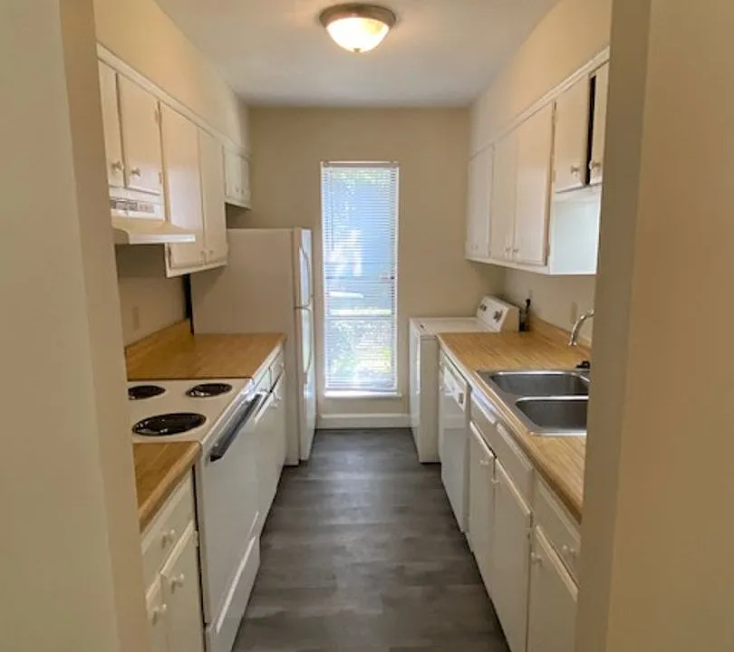 Spacious 2 bedroom , 1 bath - Just 8 minutes from the University of South Carolina!