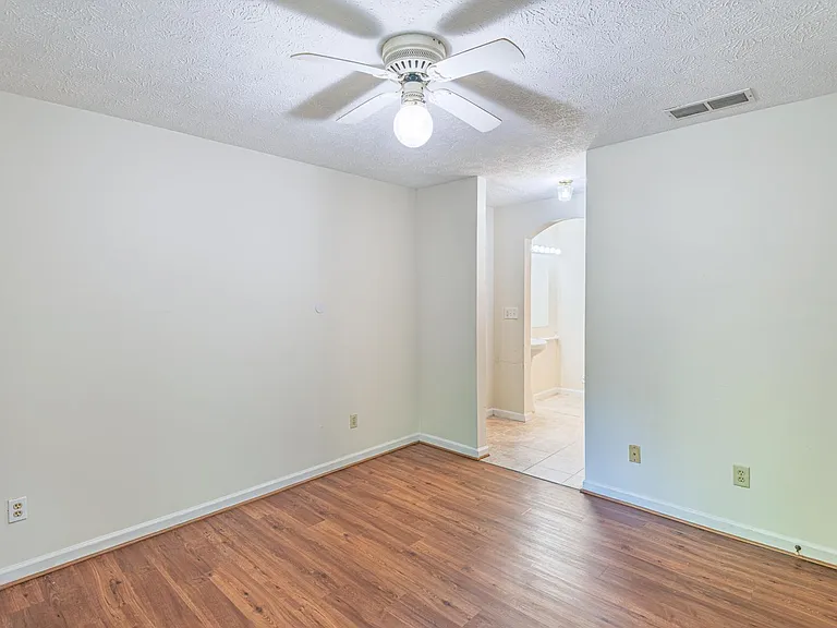 5640 Waterford Ct — Photo 12