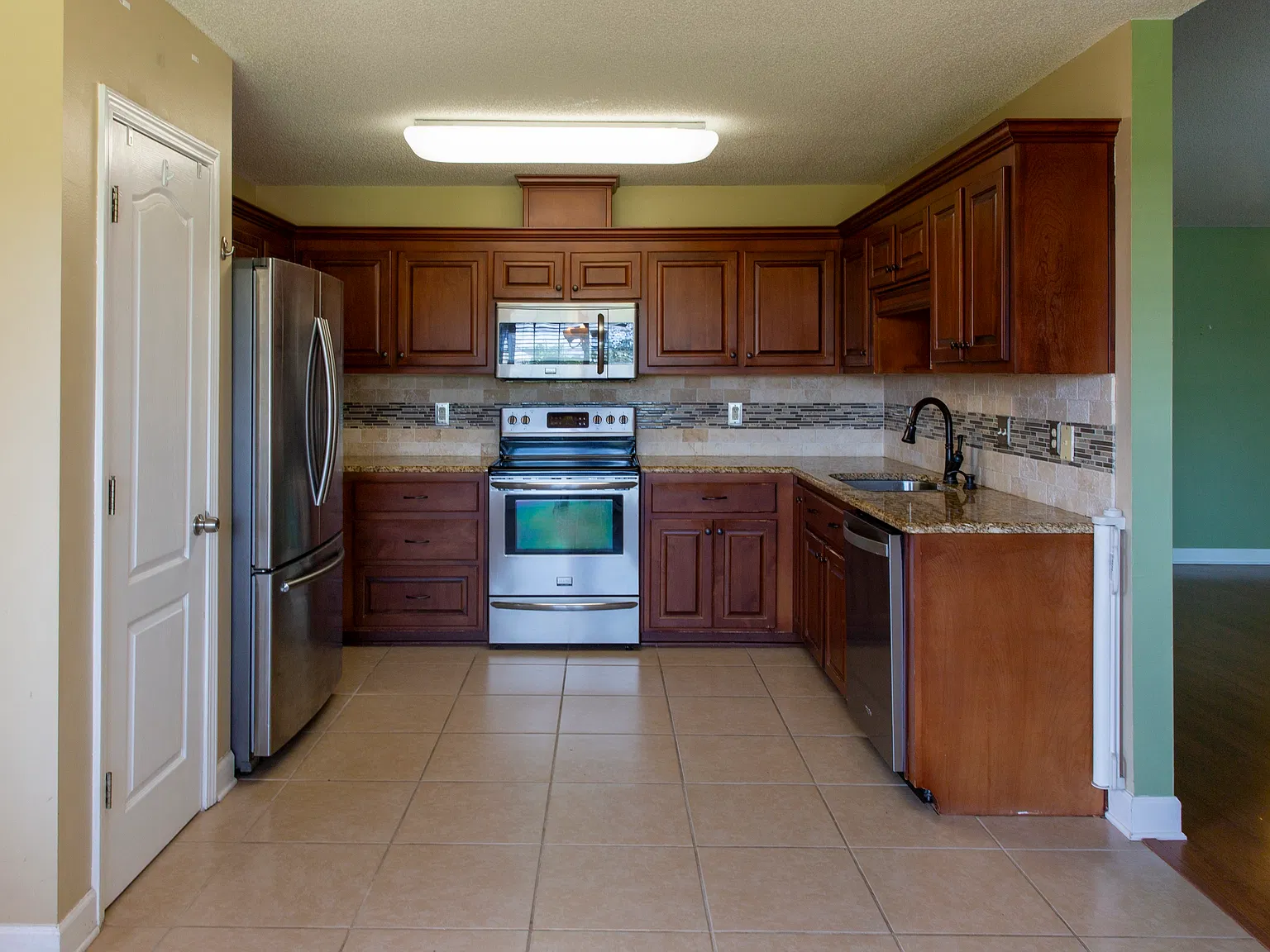 3 bed, 1999 sqft, $2,100 — Photo 3