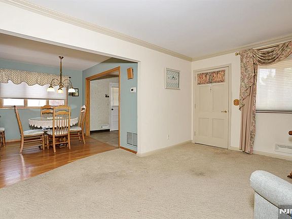 5th image of 140 Carlyle Ct