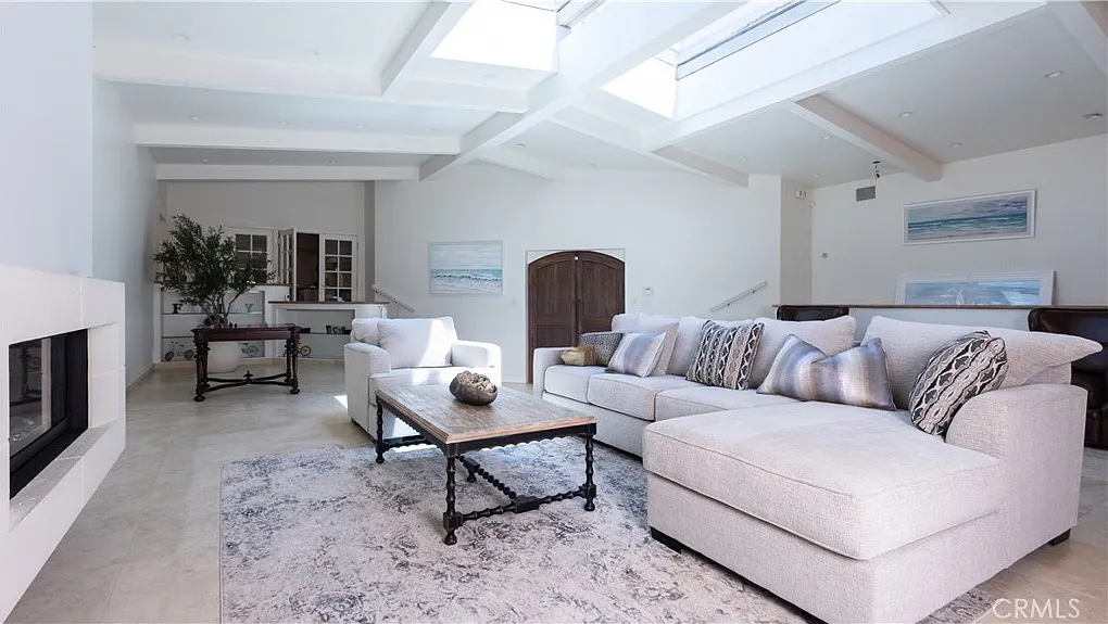 4 bed, 3.5 bath, 5245 sqft, $19,000 — Photo 1
