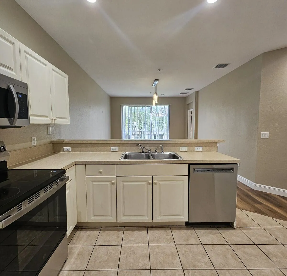 3 bed, 2.0 bath, 1049 sqft, $1,950 — Photo 3