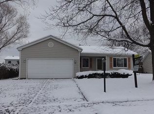 305 Apple Hill Ln, Streamwood, IL