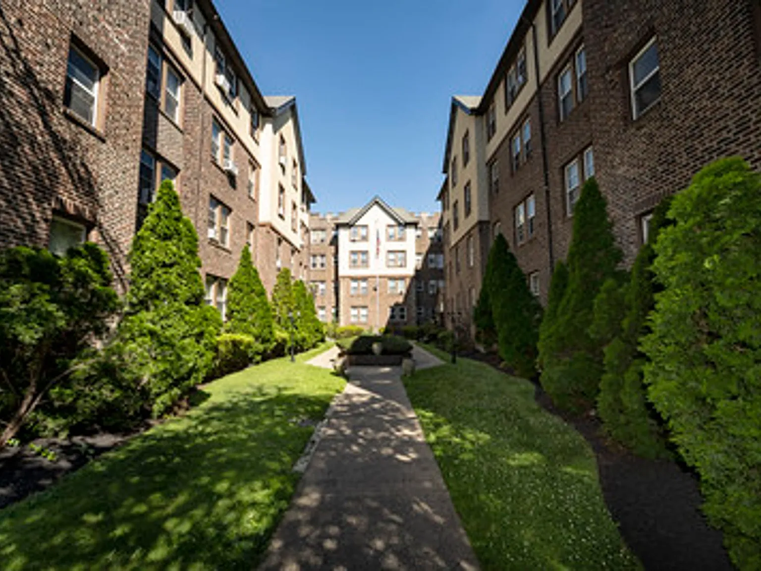 **English Manor Apartments Timeless Charm in the Heart of East Germantown** — Photo 3