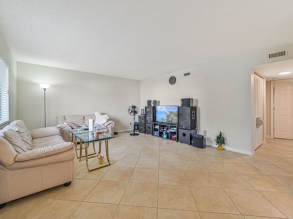3rd image of 4633 Bayshore Dr APT M1