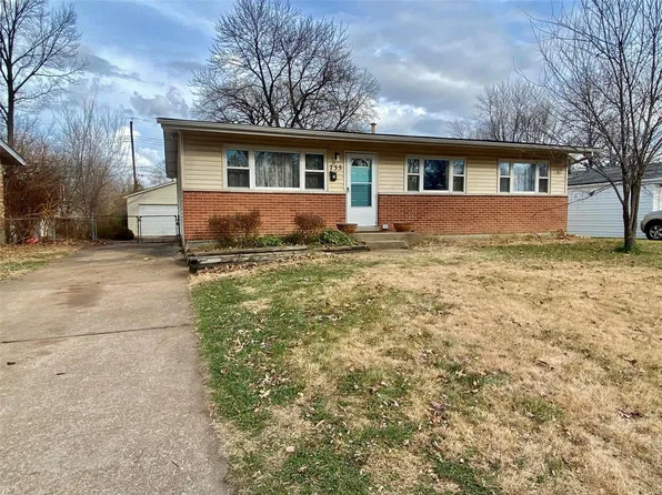 755 Borgia Ln, Florissant, MO 63031