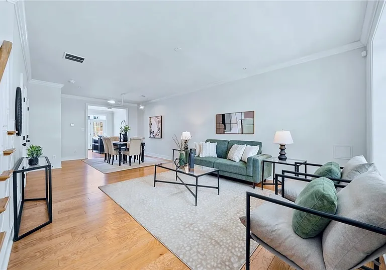 607 W Mulberry St — Photo 4