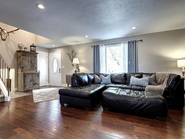 821 W 36th St — Photo 3