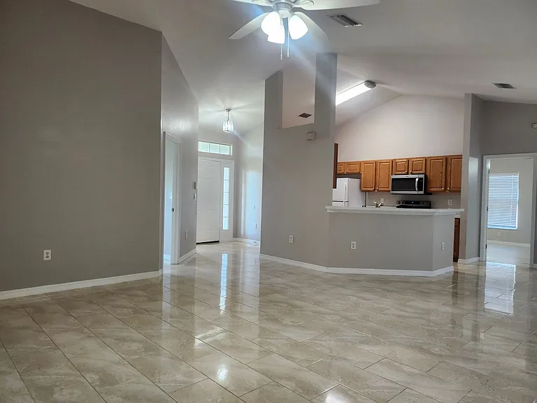 1713 SW 13th St — Photo 4