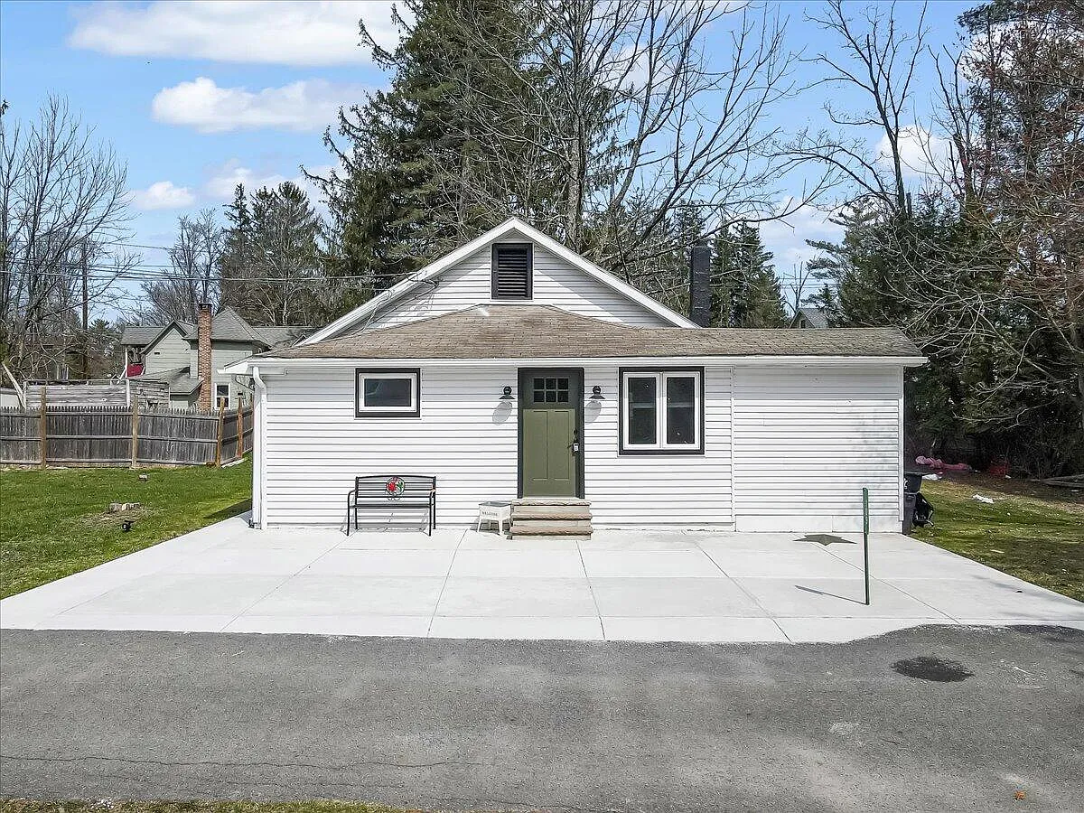 109 Silver Ln photo 1