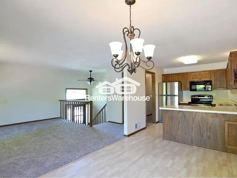 2323 Amberwood Dr — Photo 3