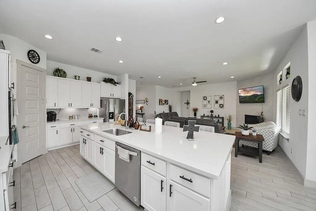 4 bed, 3.0 bath, 2587 sqft, $3,500 — Photo 2