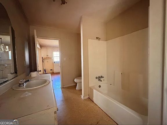 5th image of 17 Collins Rd
