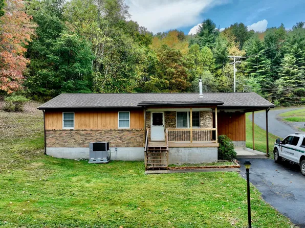 597 Pluto Rd, Shady Spring, WV 25918