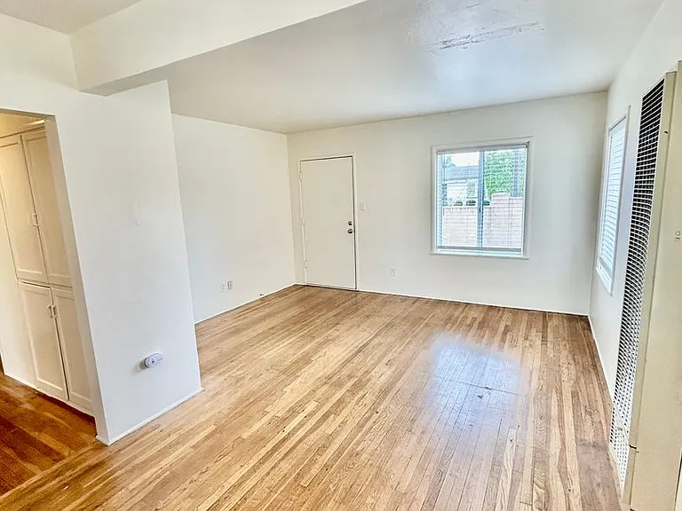 Bright & Airy 2 Bed / 1 Bath Apartment in Point Loma! — Photo 6