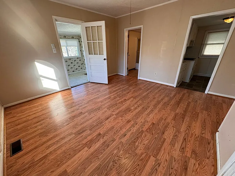 118 W Stephens St — Photo 6