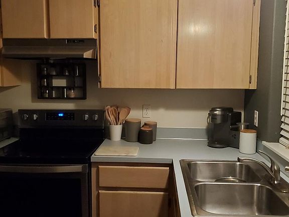 Kitchen- has all new stainless steel appliances