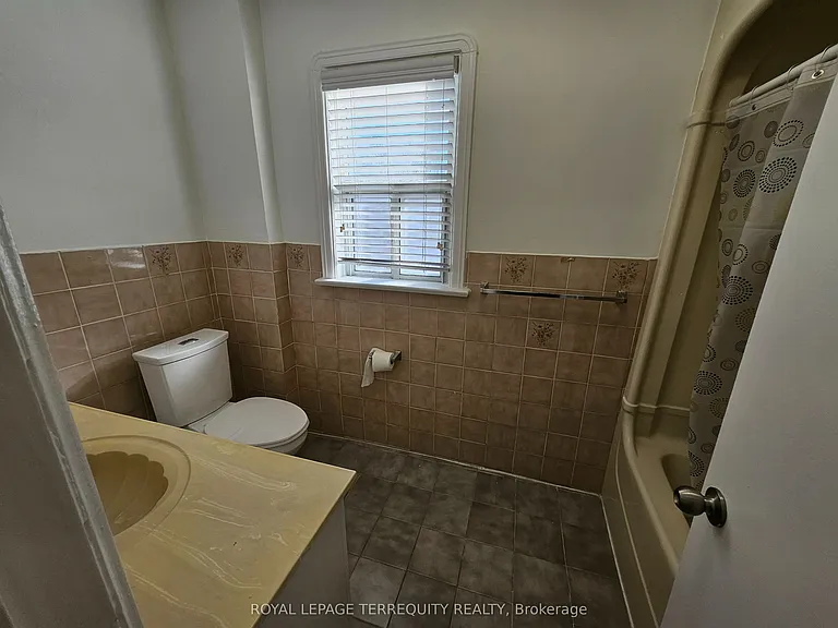 557 Lawrence Ave W — Photo 33