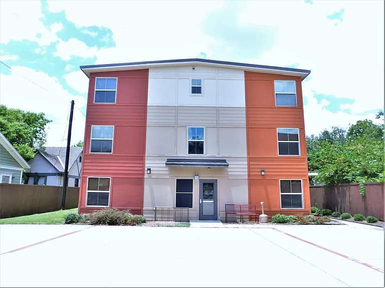 1512 N Elm St #302 — Photo 2