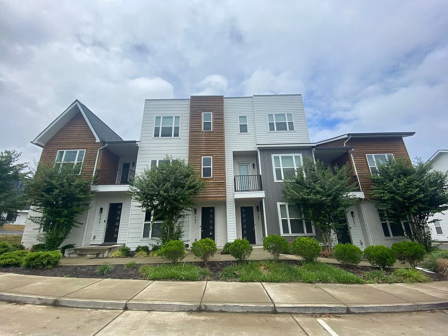 Amazing 3 Bedroom Townhome located in West Nashville — Photo 1