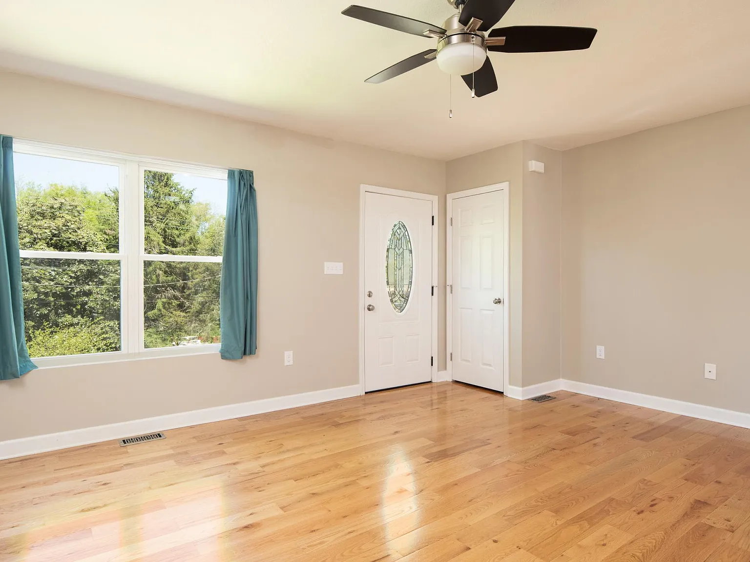 3 bed, 1260 sqft, $2,100 — Photo 2