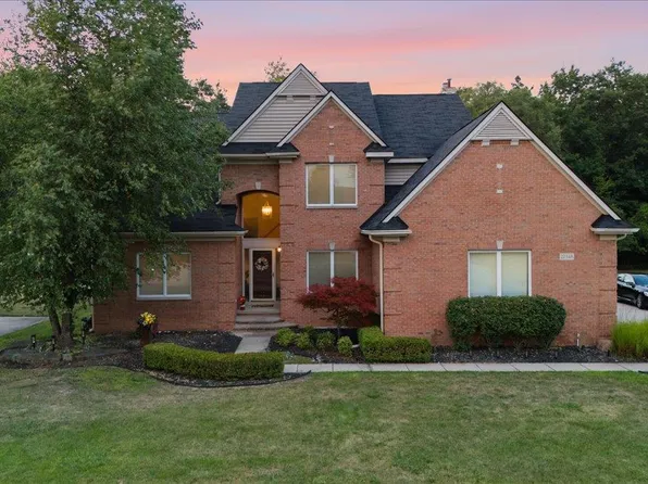 27348 Oxford Dr, Southfield, MI 48033