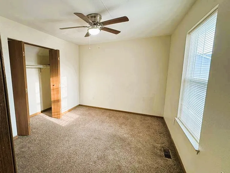 422 N Spruce St — Photo 11