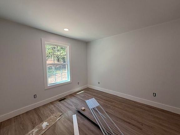 4th image of 105 Rustic View Dr