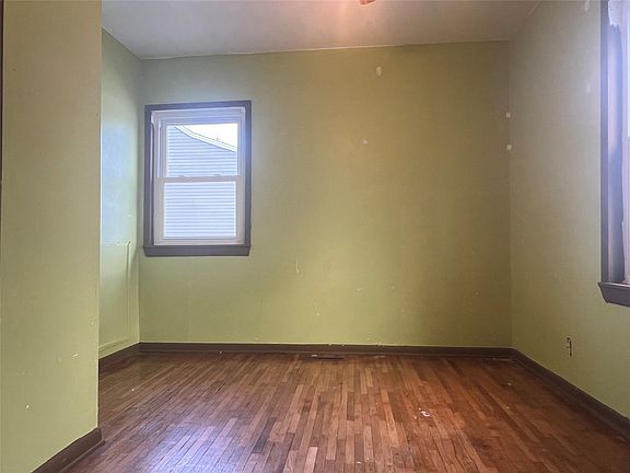 5th image of 706 E 1st Ave