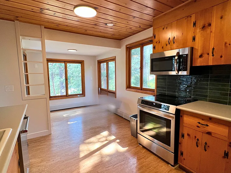 198 Kelly Rd E — Photo 8