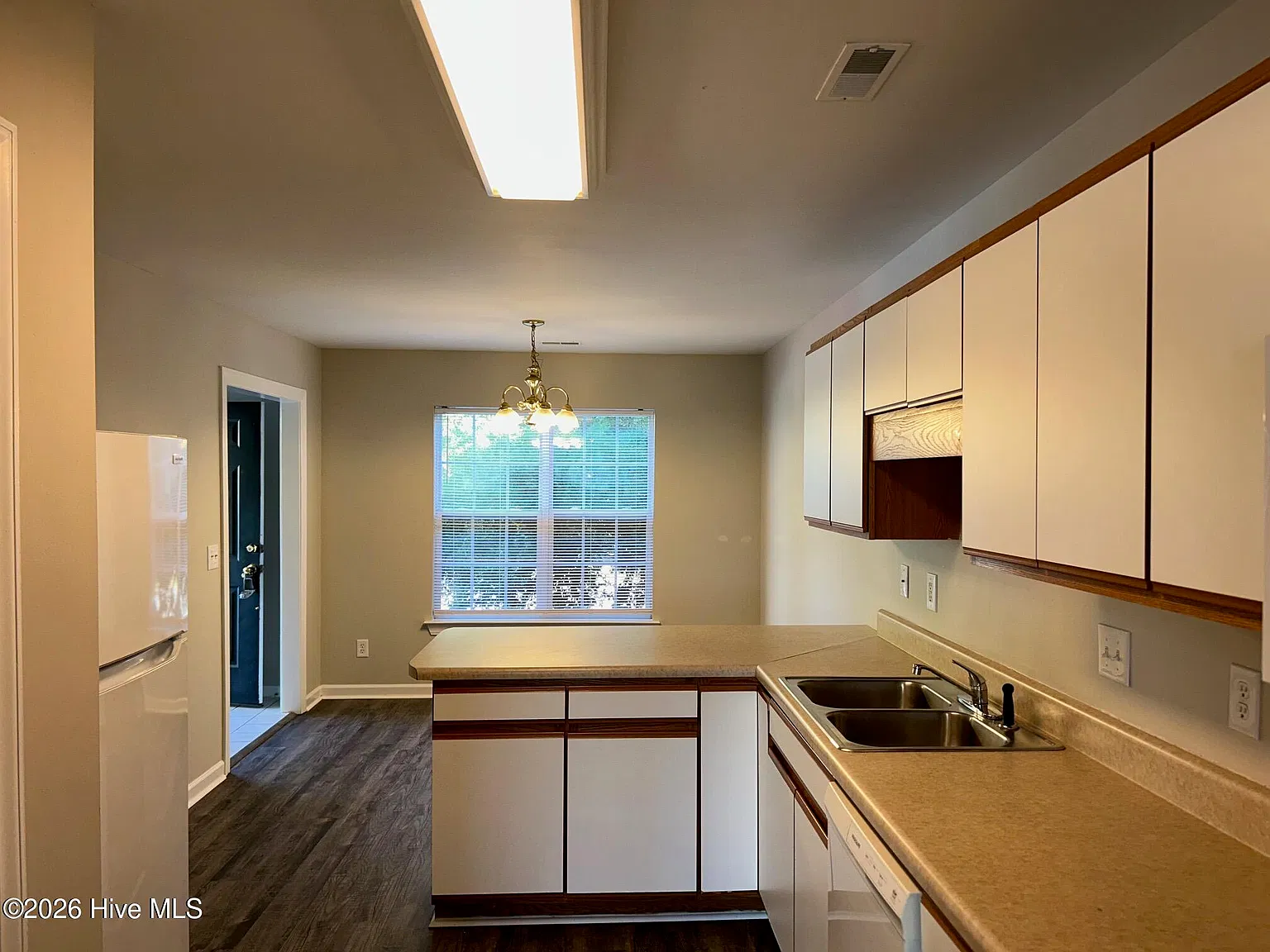 3 bed, 2.0 bath, 1304 sqft, $1,250 — Photo 4