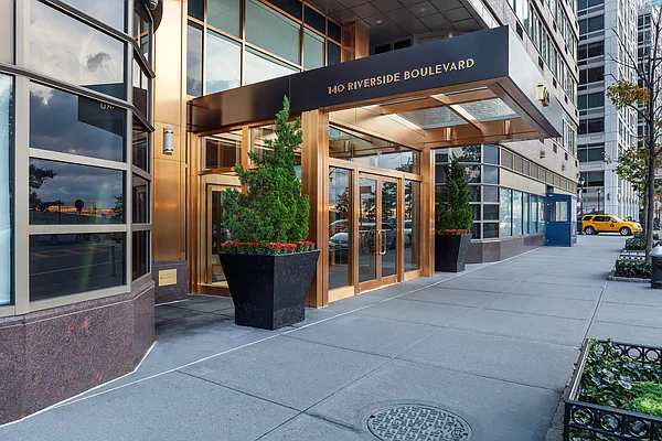 Rented by A&E Real Estate Management | media 7