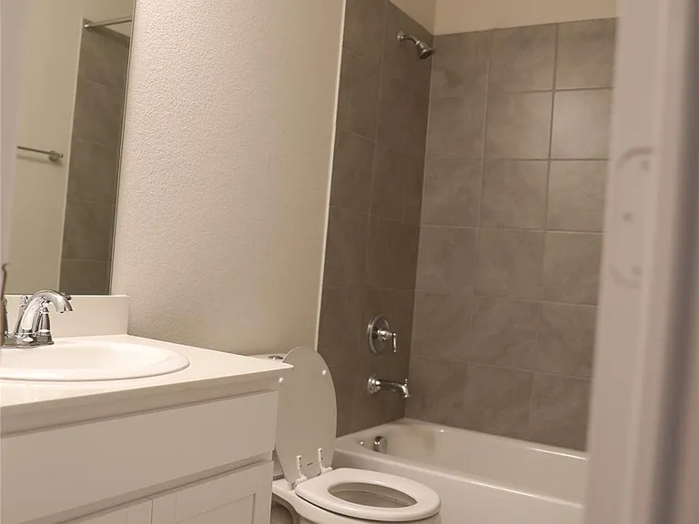 523 Ellwood Ter — Photo 17