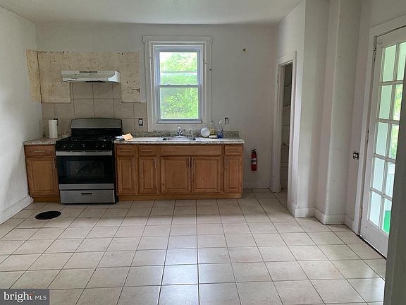 2nd image of 37 Railroad Ave