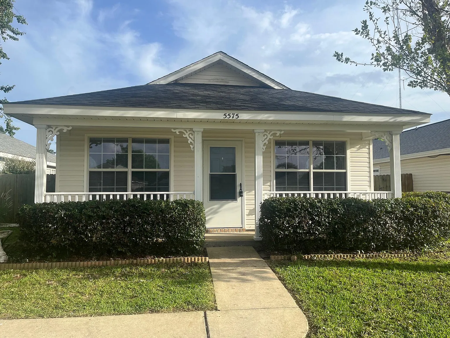 3 bed, 1200 sqft, $1,900 — Photo 1