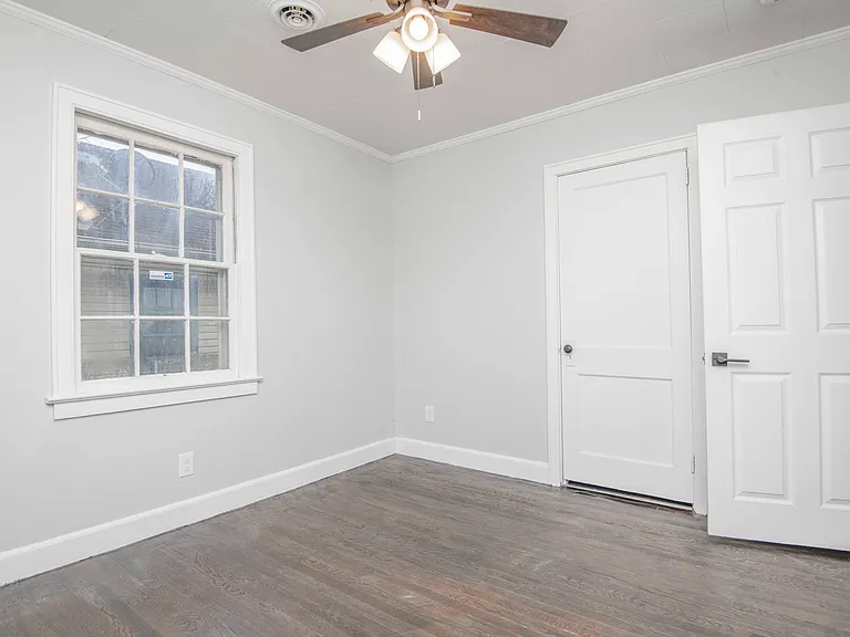 2440 Woodbine Ave — Photo 14