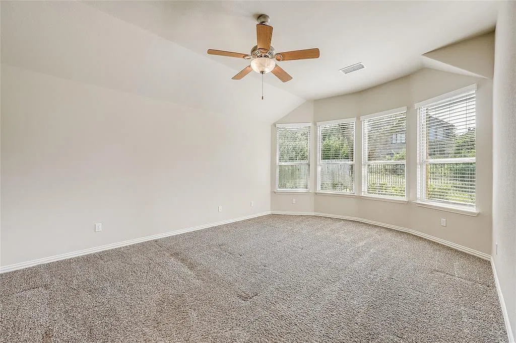 3 bed, 2.0 bath, 2396 sqft, $3,200 — Photo 4