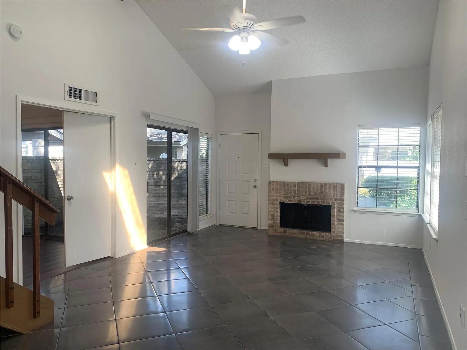 3 bed, 2.0 bath, 1275 sqft, $1,800 — Photo 1