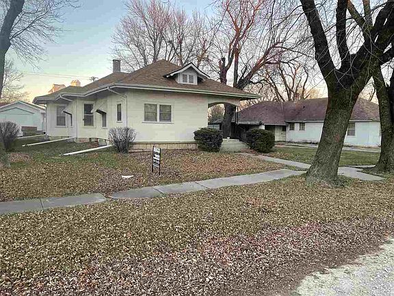 3rd image of 609 E Cypress St