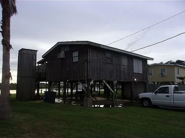 5028 Scenic Dr, Dickinson, TX 77539