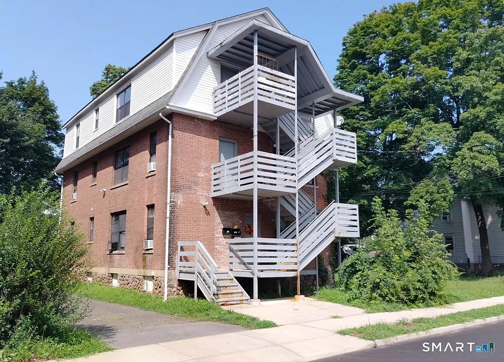 3 bed, 1.0 bath, 1308 sqft, $1,900 — Photo 1