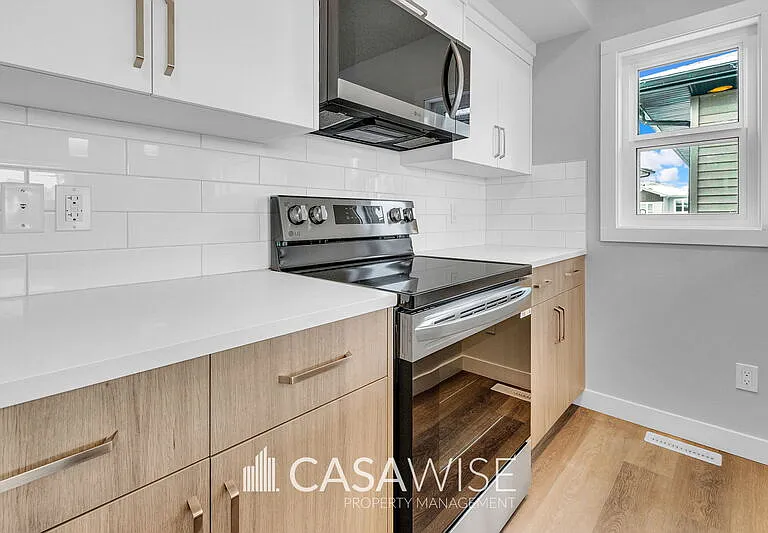 1057G Berg Pl — Photo 2