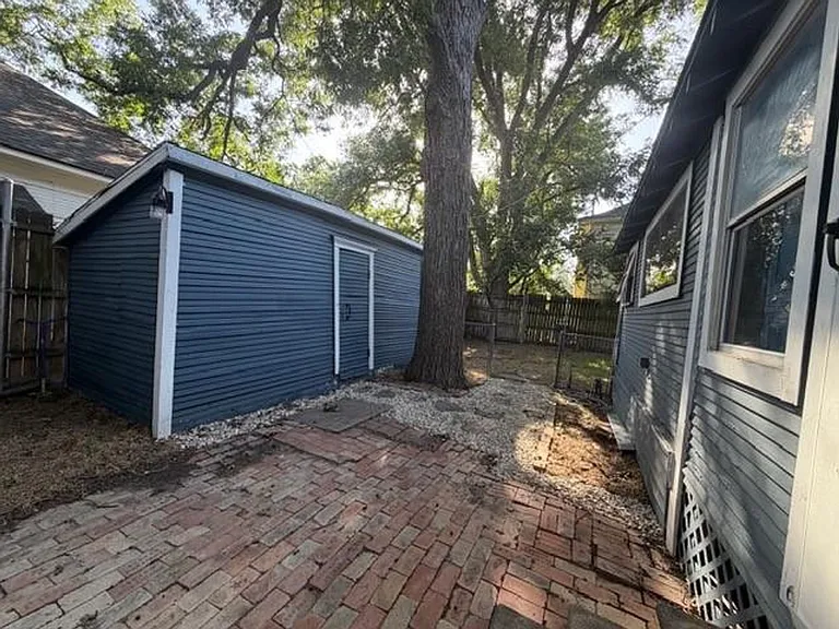 415 W Franklin St — Photo 22