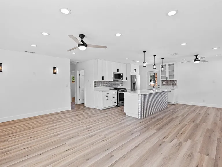 2508 Colonia Ave — Photo 9