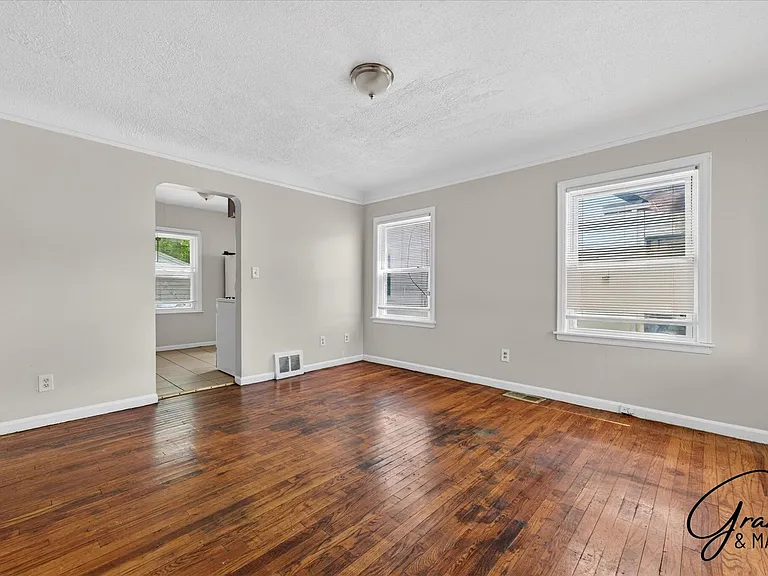 7466 W Pkwy — Photo 2