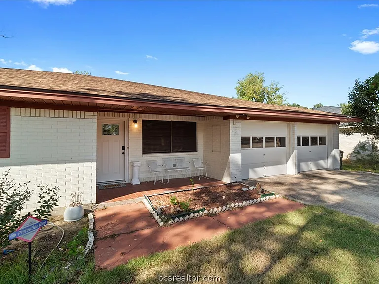 1105 Holleman Dr — Photo 2