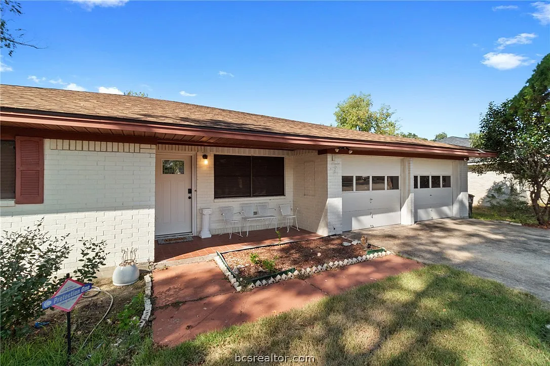 Building Photo - 1105 Holleman Dr